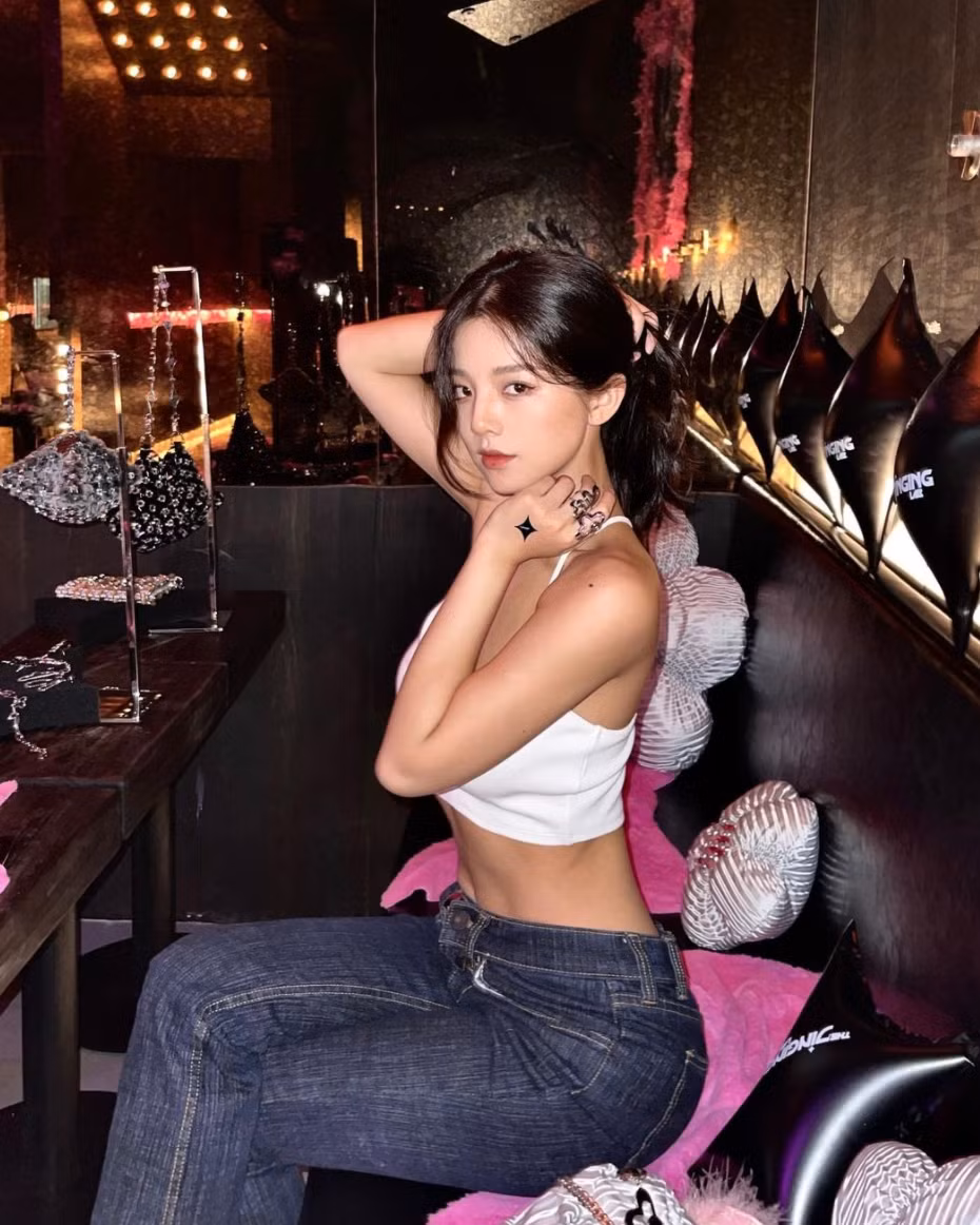 Không sở hữu chiều cao quá nổi bật, Chen Zi cao 1m63 nhưng lại "ghi điểm" với nét đẹp thanh tú cùng thần thái ngút ngàn.