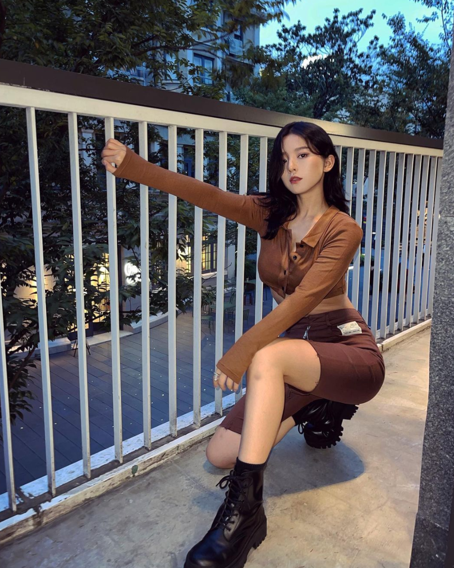 Trang cá nhân của Chen Zi hiện sở hữu hơn 100 ngàn theo dõi, nơi đây cô thường chia sẻ hình ảnh của bản thân, nhận về nhiều like và bình luận khen ngợi.