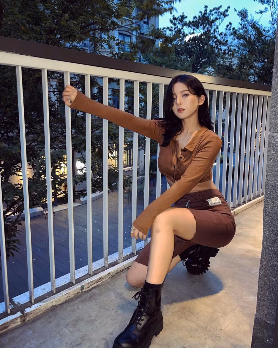 Trang cá nhân của Chen Zi hiện sở hữu hơn 100 ngàn theo dõi, nơi đây cô thường chia sẻ hình ảnh của bản thân, nhận về nhiều like và bình luận khen ngợi.