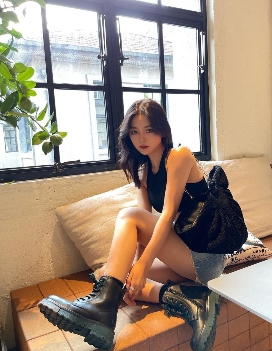 Gương mặt xinh đẹp, cũng như vóc dáng gợi cảm, Chen Zi càng trở thành nữ thần trong mắt của nhiều người.