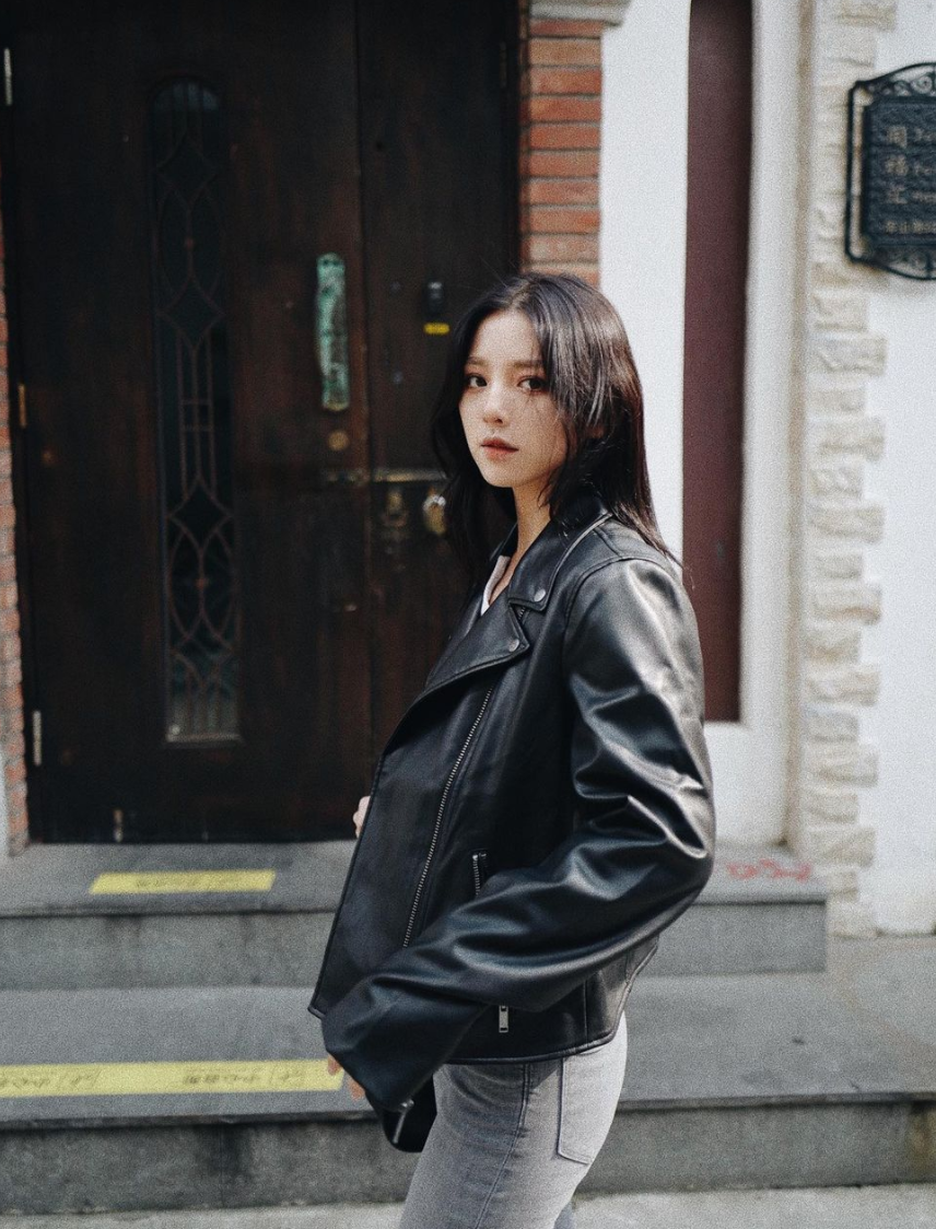 Tuy nhiên, ở thời điểm hiện tại theo lời khuyên của dân mạng, Chen Zi đã trở thành người mẫu ảnh và nhận được vô vàn lời khen ngợi từ các fan.