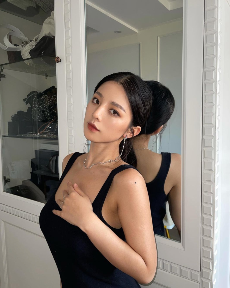 Hot girl Trung Quốc này cũng luôn biết cách lựa chọn các bộ trang phục để tôn lên nét gợi cảm của bản thân. Ảnh: IGNV