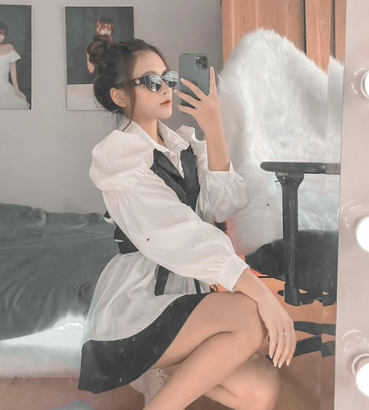 Về phía Lyly Sury, đây là nữ streamer sở hữu gu thời trang khá nóng bỏng. Cô nàng sinh năm 1996, sinh ra cũng như lớn lên ở Hà Tĩnh và hiện tại đang làm việc tại Hà Nội.