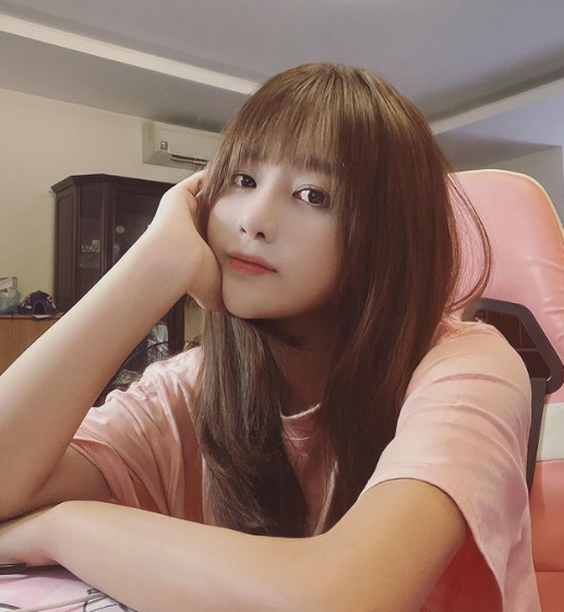 Công việc chính của Lyly Sury hiện tại là streamer của bộ môn Liên Quân.