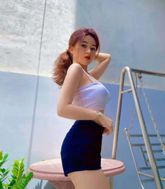 Mỗi hình ảnh cô nàng chia sẻ trên Facebook hay Instagram đều có lượt tương tác rất lớn.