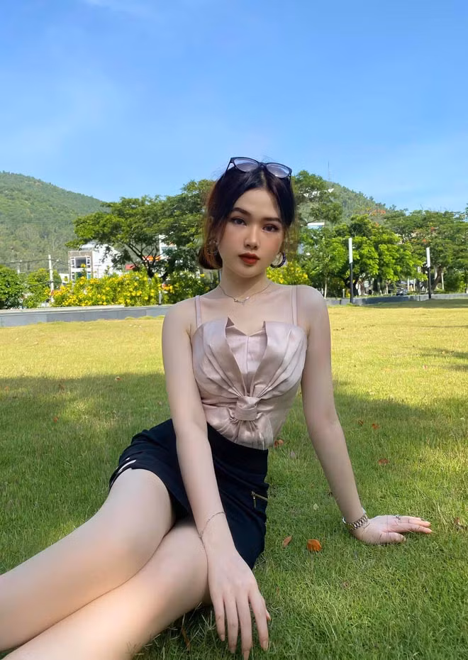 Hot girl 2K sở hữu gương mặt xinh xắn, đường nét nhỏ nhắn, body S-line gợi cảm.