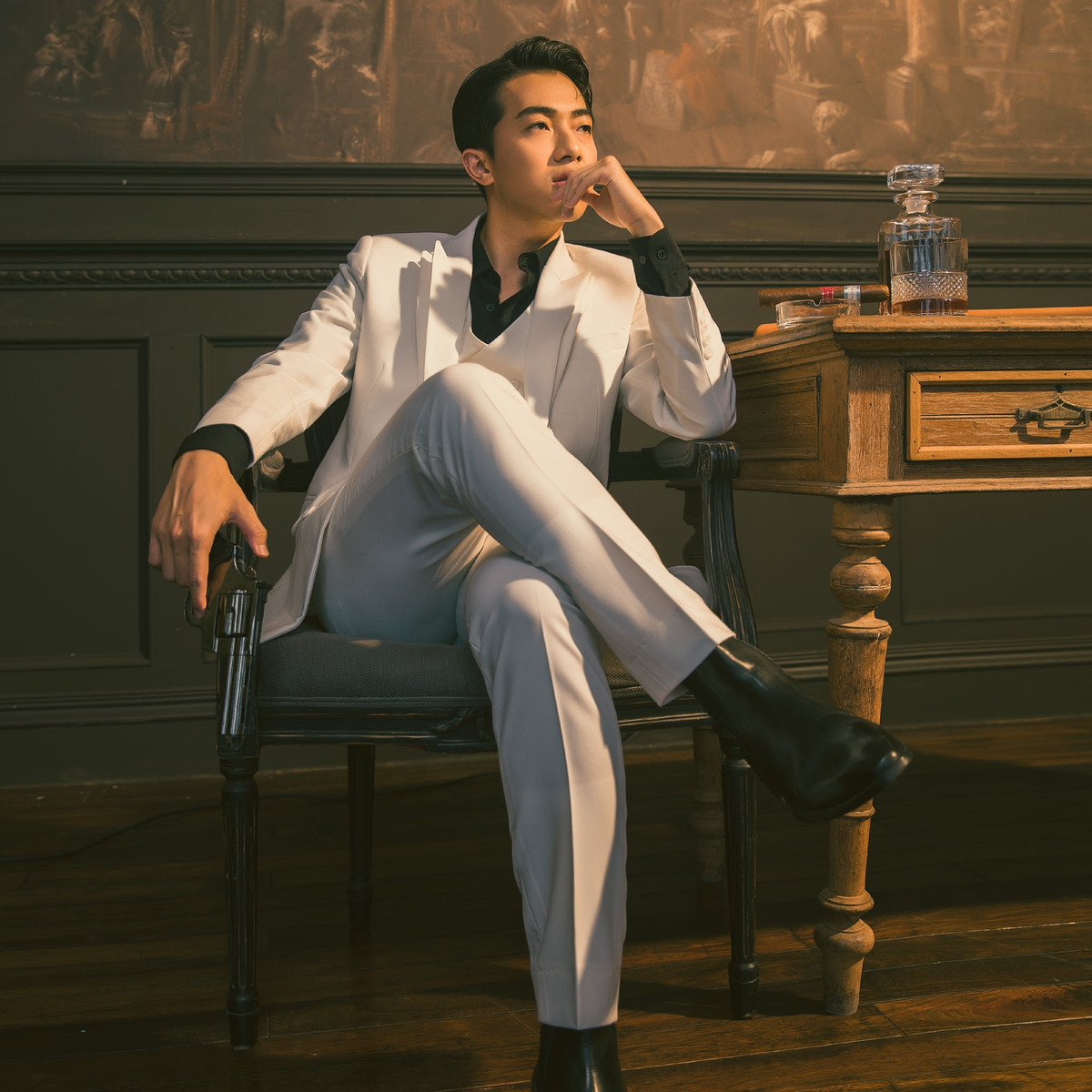 Tuy nhiên, Cris Phan không dựa dẫm vào sự giàu có của ba mà anh tự đi lên bằng chính sức lực của mình khi tự mua được nhà, thành lập studio riêng nhờ vào số tiền kiếm được từ kênh Youtube.