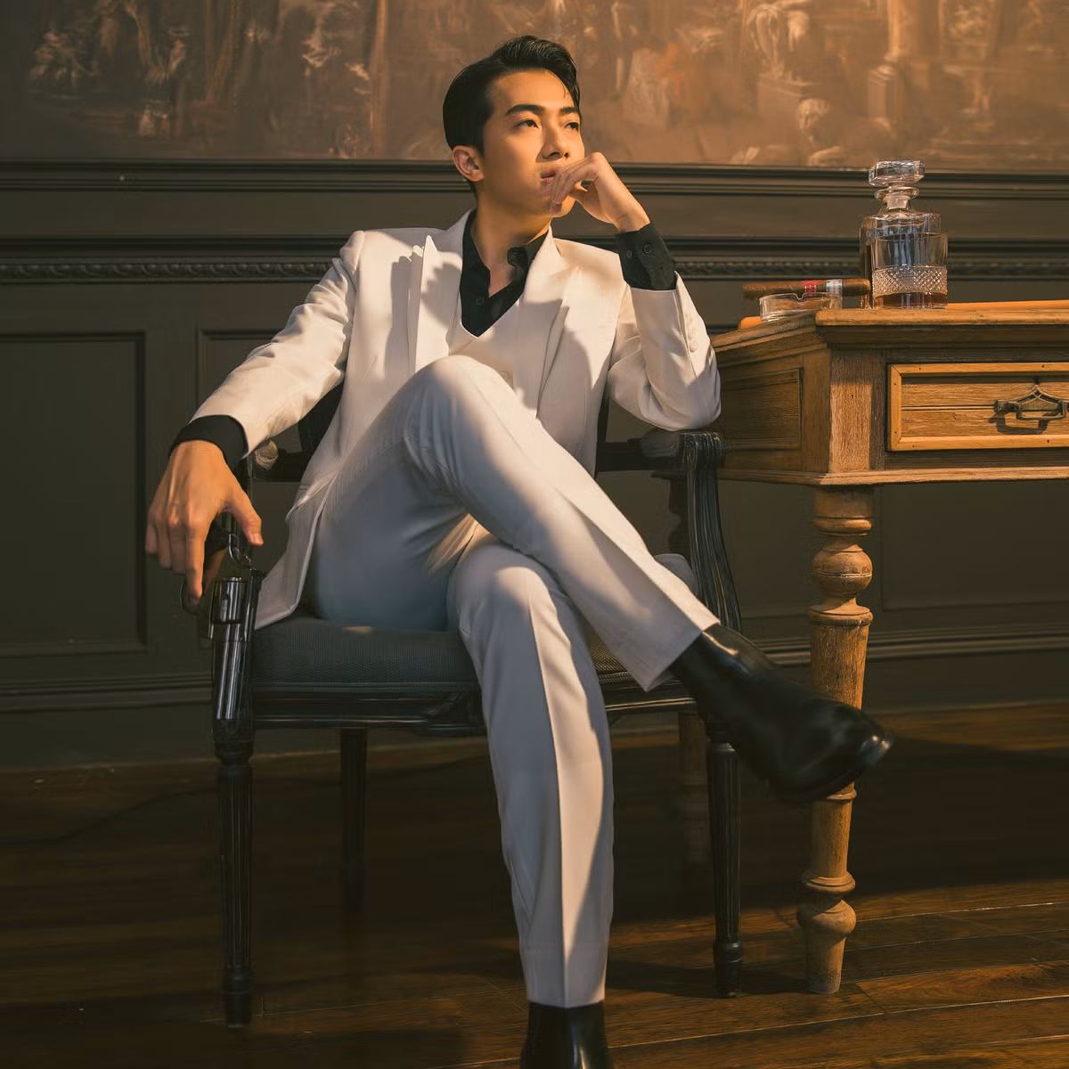 Tuy nhiên, Cris Phan không dựa dẫm vào sự giàu có của ba mà anh tự đi lên bằng chính sức lực của mình khi tự mua được nhà, thành lập studio riêng nhờ vào số tiền kiếm được từ kênh Youtube.