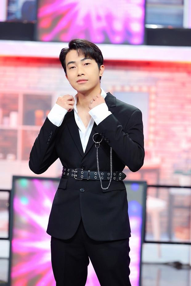 Thành tích này của nam streamer đã nhận về vô số lời chúc mừng từ fans, đồng thời họ cũng tò mò về gia thế "khủng" của Cris Phan, vì sao lại được gọi là thiếu gia trong làng Youtuber.