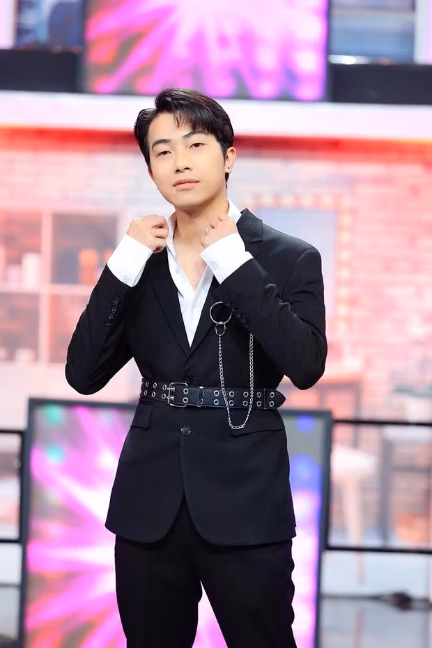 Thành tích này của nam streamer đã nhận về vô số lời chúc mừng từ fans, đồng thời họ cũng tò mò về gia thế "khủng" của Cris Phan, vì sao lại được gọi là thiếu gia trong làng Youtuber.