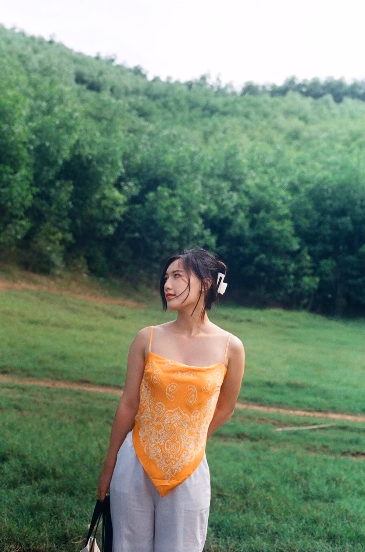 Nữ MC xinh đẹp này gây ấn tượng không chỉ bởi khả năng hoạt bát mà còn bởi ngoại hình đẹp, quyến rũ.