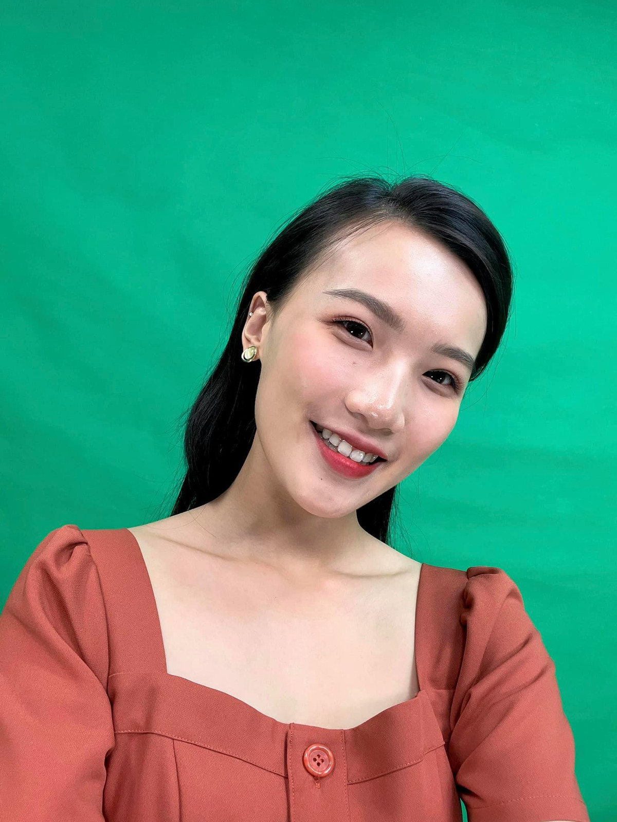 Nhờ kiên trì tập luyện thể thao, nữ MC 9x đã sở hữu vóc dáng nóng bỏng, với cặp chân dài và 3 vòng quyến rũ không khác gì hot girl.