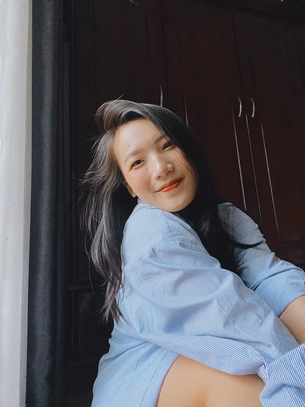 Nữ sinh gây ấn tượng bởi ngoại hình xinh đẹp, loạt thành tích nổi bật và hoạt động của một MC chuyên nghiệp.