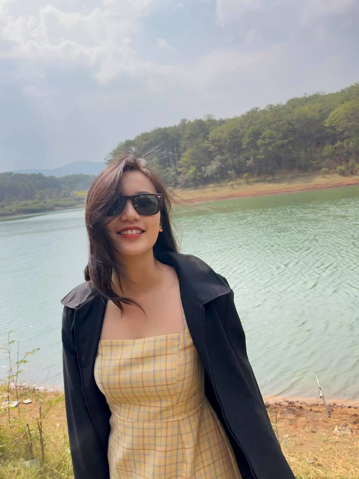 Nữ MC trẻ xinh đẹp và tự tin trong mọi khoảnh khắc. Ảnh: FBNV