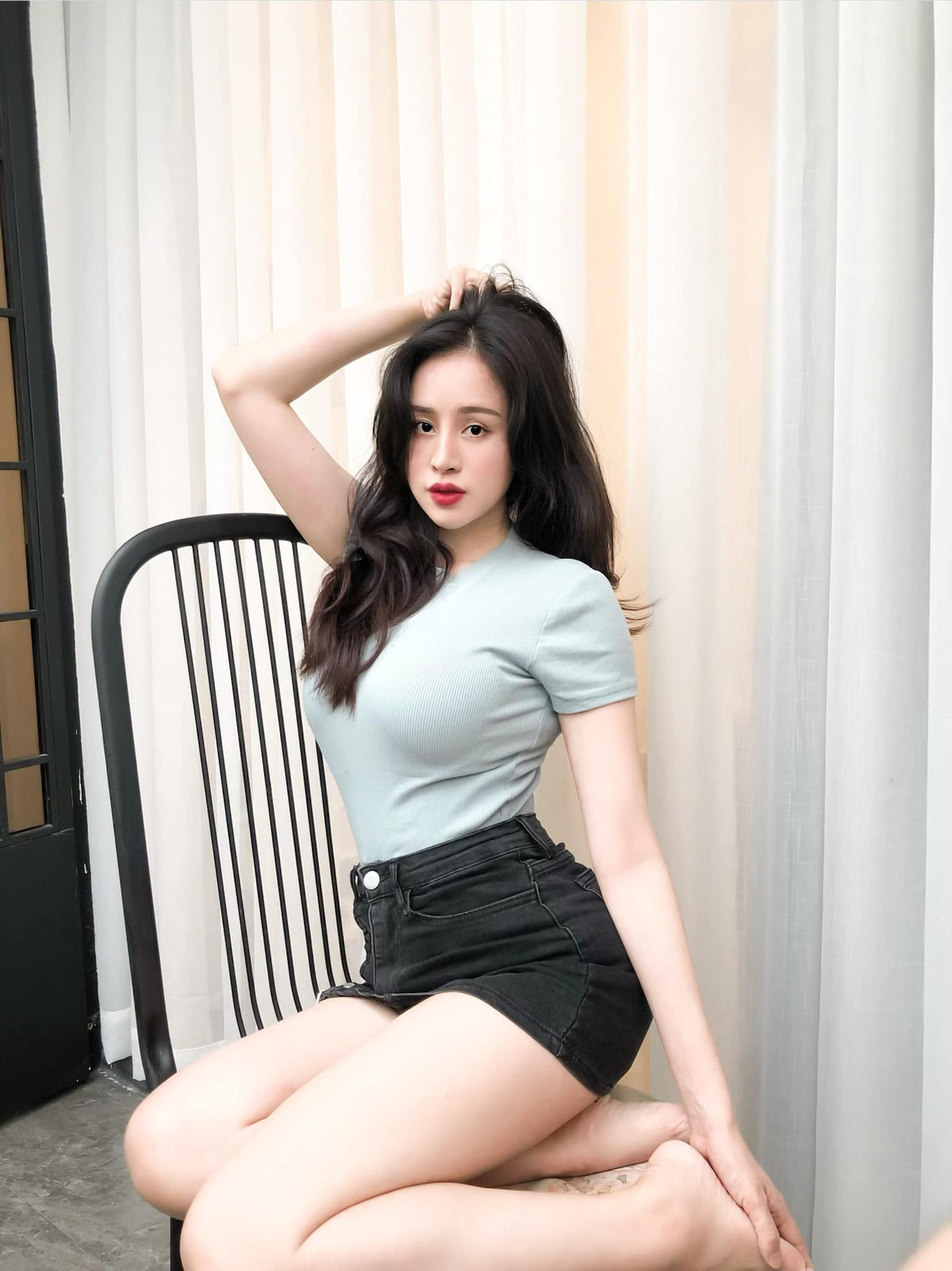 Đến tận bây giờ, dù hot girl bà Tưng đã rời xa thị phi nhưng mỗi lần cô nàng khoe những khoảnh khắc quyến rũ "hết nước chấm" lên trang cá nhân lại khiến nhiều người rần rần.