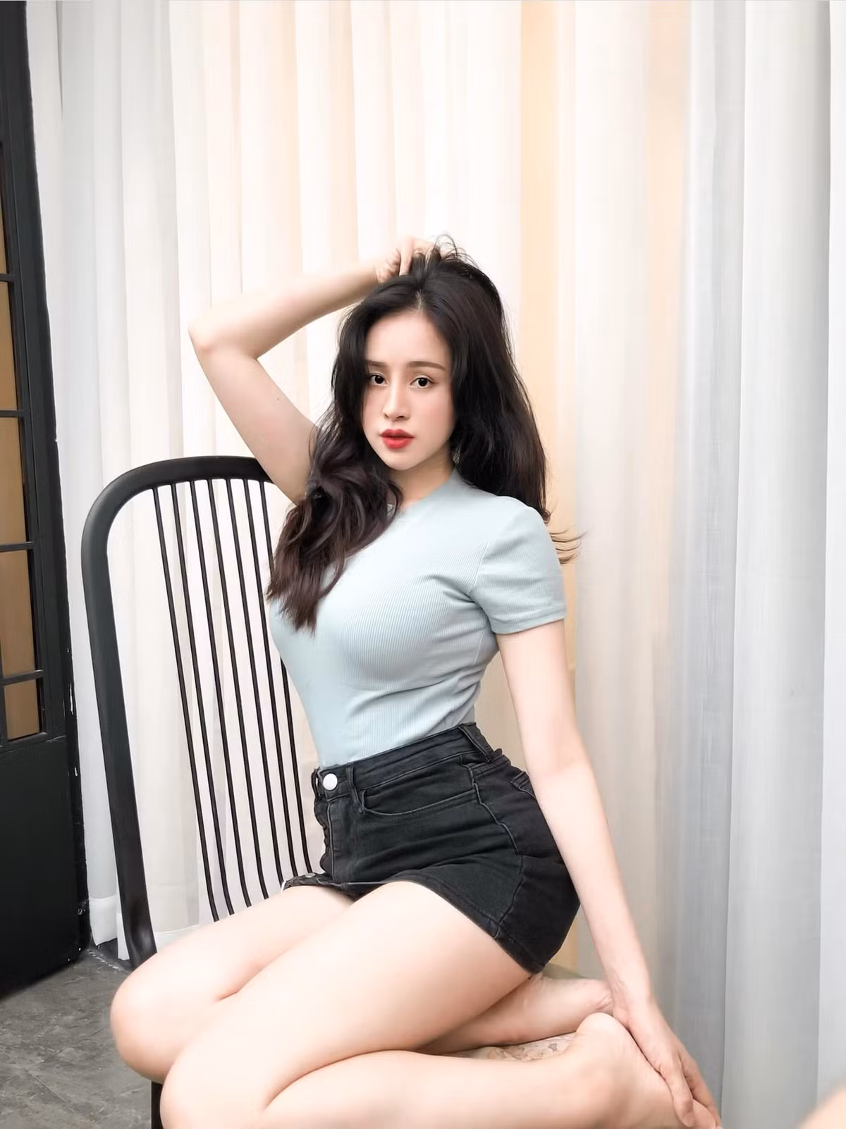 Đến tận bây giờ, dù hot girl bà Tưng đã rời xa thị phi nhưng mỗi lần cô nàng khoe những khoảnh khắc quyến rũ "hết nước chấm" lên trang cá nhân lại khiến nhiều người rần rần.