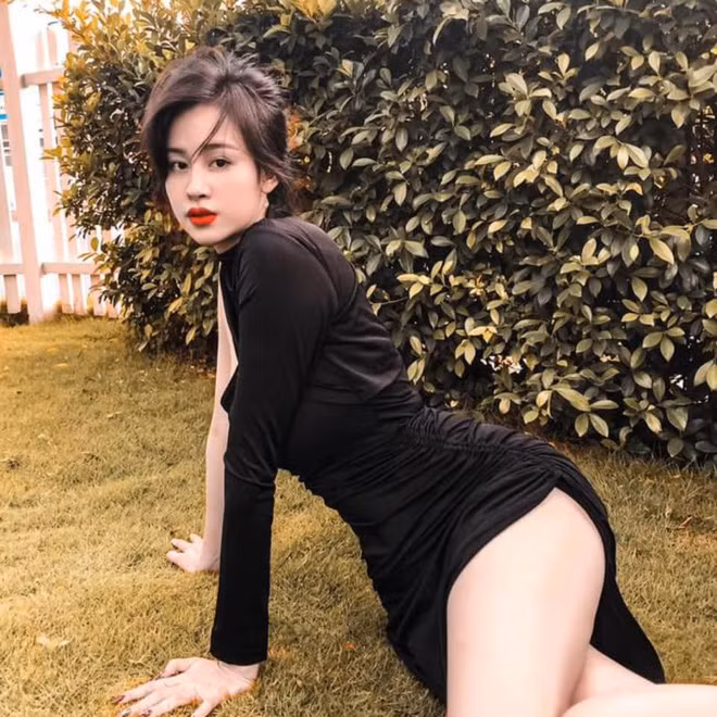 Vì sở hữu body rất gợi cảm nên bà Tưng làm gì cũng dễ khiến người ta thấy "đỏ mặt".