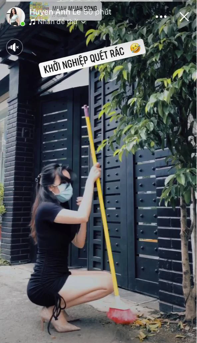 Không chỉ khoe đôi chân thẳng tắp, dài nuột nà, "hot girl thị phi" một thời còn khoe mái tóc xõa uốn cong vài sợi, thêm đôi cao gót lênh khênh tôn dáng.