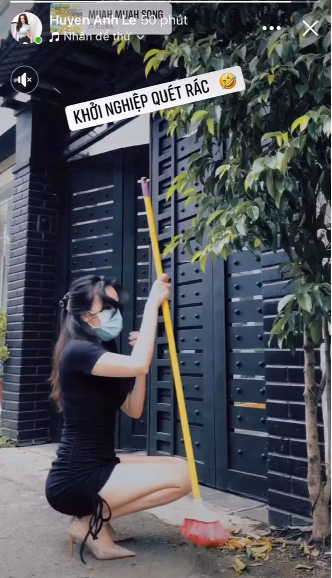 Không chỉ khoe đôi chân thẳng tắp, dài nuột nà, "hot girl thị phi" một thời còn khoe mái tóc xõa uốn cong vài sợi, thêm đôi cao gót lênh khênh tôn dáng.