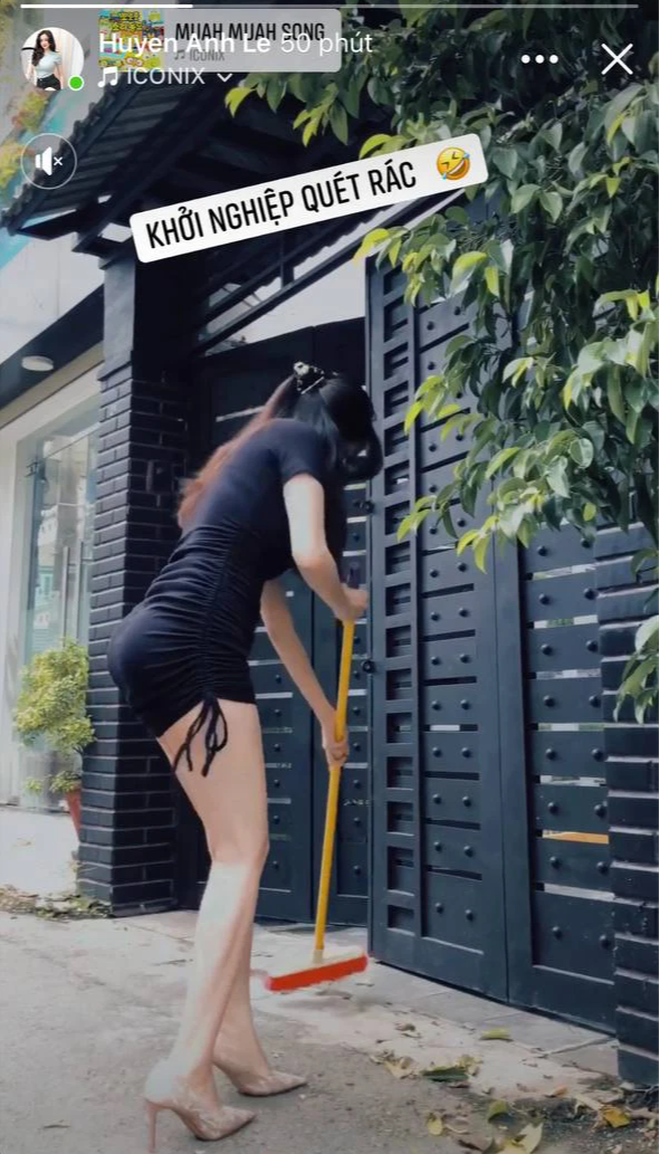 Trong một video đang quét rác mà bà Tưng mới chia sẻ, người đẹp lại diện bộ trang phục không hề phù hợp với hoàn cảnh cho lắm. Cô diện chiếc đầm đen bó sát, rút dây tôn lên body vòng nào ra vòng đấy.