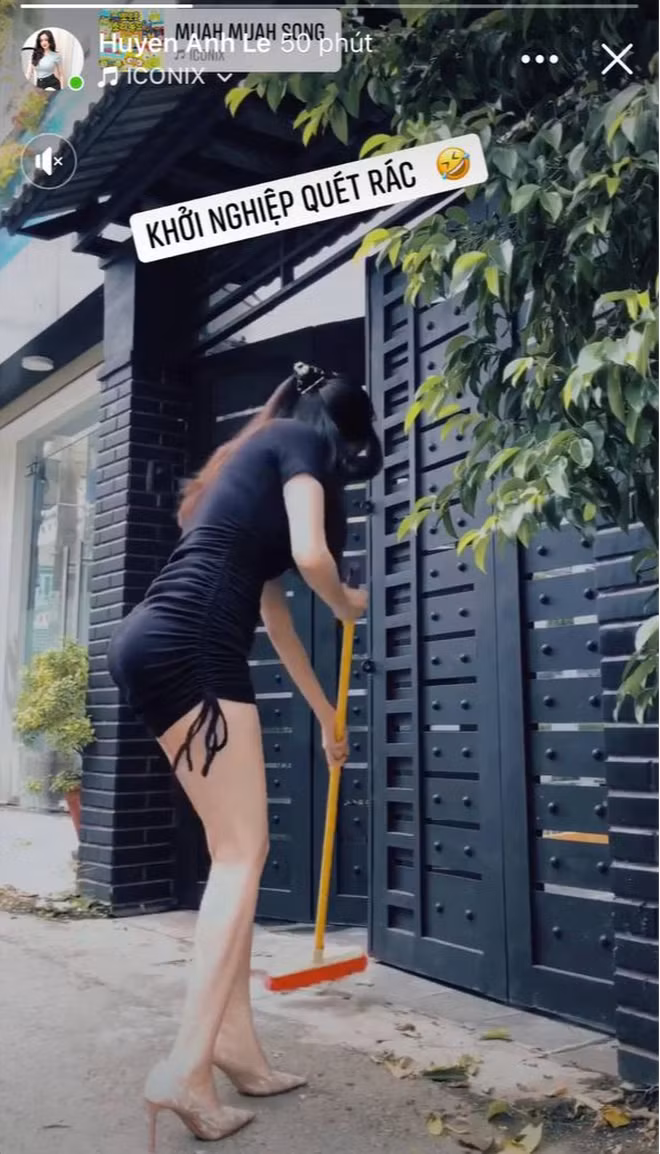 Trong một video đang quét rác mà bà Tưng mới chia sẻ, người đẹp lại diện bộ trang phục không hề phù hợp với hoàn cảnh cho lắm. Cô diện chiếc đầm đen bó sát, rút dây tôn lên body vòng nào ra vòng đấy.