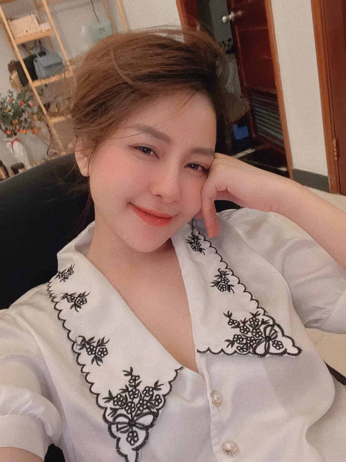 Netizen cho rằng nàng Trâm Anh có thể liên hệ riêng cho người lạ kia để giải quyết thay vì công khai danh tính, hình ảnh của họ lên MXH.