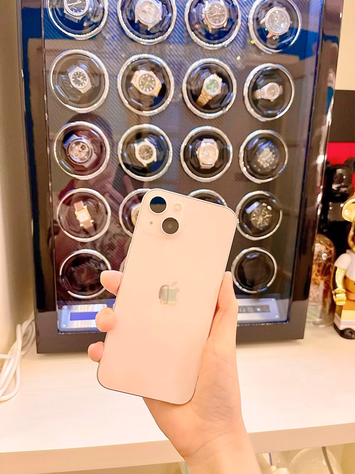 Nữ đại gia cũng là một trong số những chủ nhân đầu tiên sở hữu chiếc Iphone 13 Promax màu hồng tại Việt Nam.