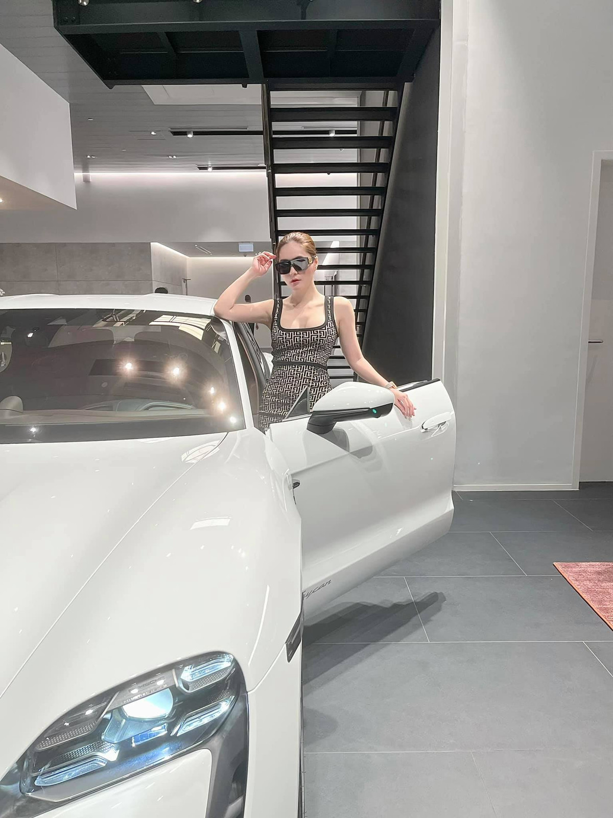 Trước đó, Đoàn Di Băng từng khiến nhiều người trầm trồ khi khoe chiếc xe sang được ông xã tặng nhân ngày 20/10. Chưa được bao lâu nữ đại gia quận 7 lại nhá hàng chiếc xe sang mới, khẳng định độ chịu chơi không ai bì kịp.