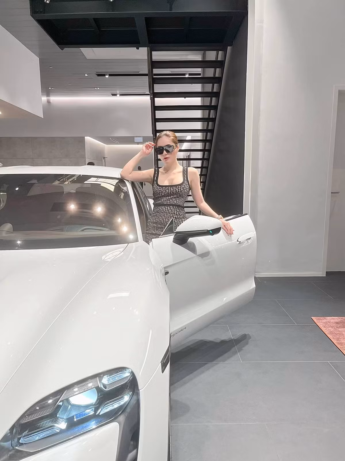 Trước đó, Đoàn Di Băng từng khiến nhiều người trầm trồ khi khoe chiếc xe sang được ông xã tặng nhân ngày 20/10. Chưa được bao lâu nữ đại gia quận 7 lại nhá hàng chiếc xe sang mới, khẳng định độ chịu chơi không ai bì kịp.