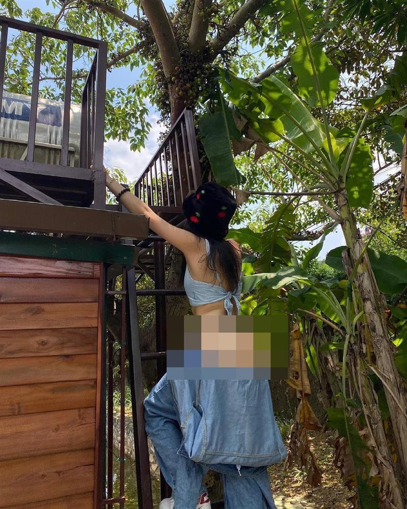 Sau khi xuất hiện các ý kiến phản đối, Mỹ Anh đã có bài giải thích bằng tiếng Anh, cô nàng cho hay trước giờ thường mặc đồ rộng để che đi khuyết điểm của bản thân do không tự tin, nhưng sau một lần xem được phỏng vấn của Billie Eilish, Mỹ Anh quyết định cởi mở hơn trong phong cách ăn mặc.