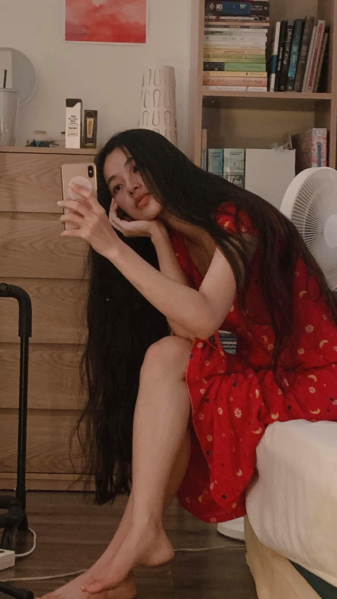 Cô gái sinh năm 1998 là một trong những hot girl Y khoa. Được biết cô theo học chuyên ngành Xét nghiệm Y khoa tại Trường Đại học Y khoa Phạm Ngọc Thạch - TP Hồ Chí Minh.