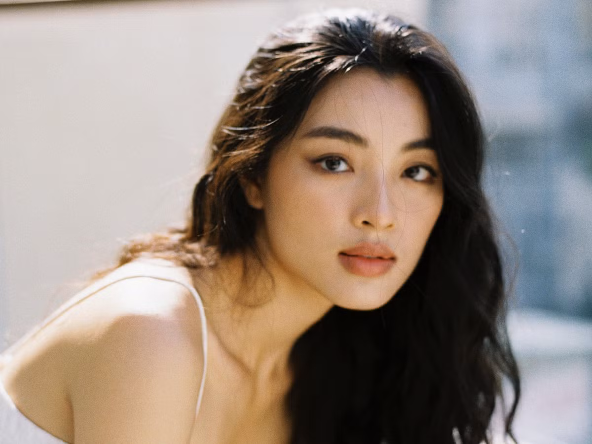 Mới đây, người đẹp có đăng tải hình ảnh mới trên trang cá nhân. Lan Thuy diện chiếc váy lụa màu ánh bạc khoe cơ thể chuẩn chỉnh gây chú ý.