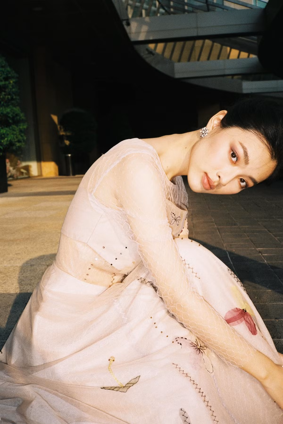 Lan Thy được nhận xét là có nét riêng với vẻ đẹp tự nhiên đậm chất Á Đông. Mái tóc đen dài óng ả, đôi mắt hai mí, sống mũi cao, gương mặt thanh tú, đường nét khuôn mặt cân đối.