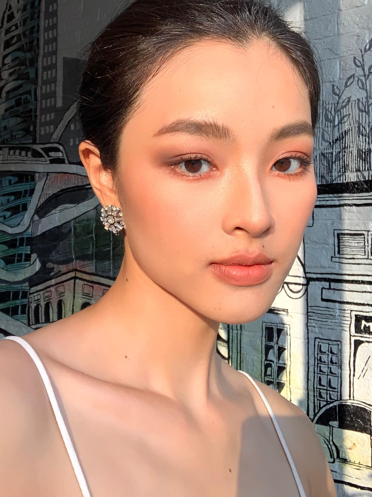 Nhờ gương mặt xinh đẹp với đôi mắt cười, sống mũi cao, khuôn miệng nhỏ nhắn chuẩn nét đẹp Á Đông, Lan Thy nhận được nhiều lời mời chụp ảnh quảng cáo, đóng MV ca nhạc.