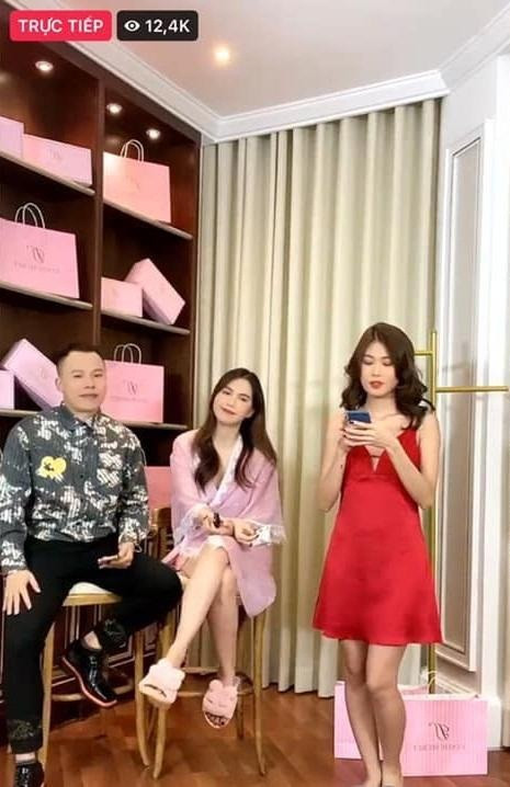 Hết bị tố dùng gương "fake", Ngọc Trinh còn lộ sắc vóc kém đẹp, mặc trang phục như hàng chợ, hết thời trong livestream bán hàng.