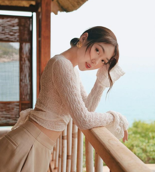 Ngoài ra, việc sở hữu nhiều túi xách, đồ hiệu đắt tiền giúp Chloe ngày càng được nhiều người quan tâm.