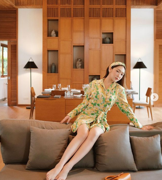 Trên trang cá nhân, hot girl thường khoe ảnh du lịch, check-in ở những địa điểm nổi tiếng trên thế giới.