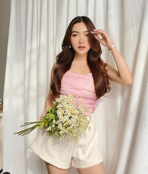 Cô xuất thân từ gia đình "trâm anh thế phiệt", có truyền thống kinh doanh bất động sản.