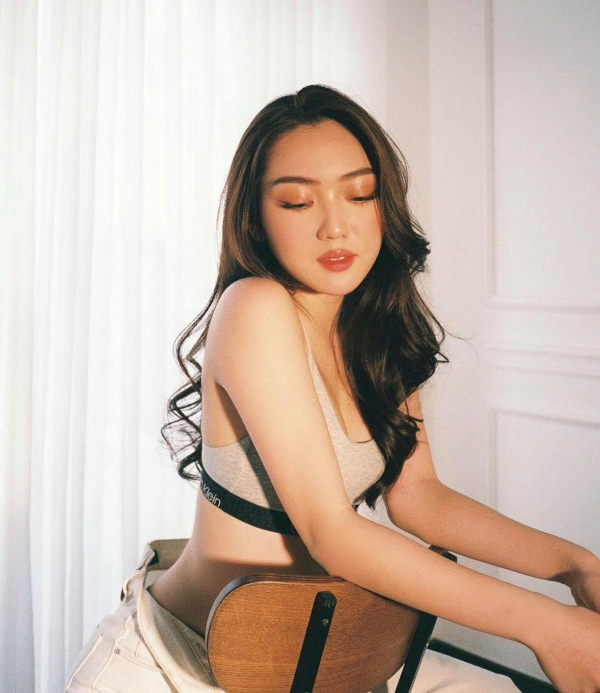 Tuy nhiên, mới đây, nàng hot girl Sài thành lại thu hút sự chú ý với bộ ảnh nội y nửa kín nửa hở, khoe dáng đẹp mỹ mãn.