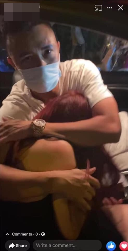 Cụ thể, trong đoạn clip ghi lại cảnh một người phụ nữ đánh ghen chồng cặp bồ với "tiểu tam" ở Hồ Tây, Hà Nội. Sự việc xảy ra thu hút sự chú ý của nhiều người đi đường.