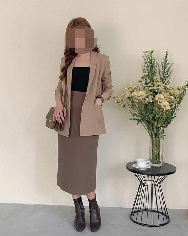 Theo chia sẻ của chị vợ, cô nhân tình là chủ shop quần áo tên B. khá nổi tiếng ở Hà Nội. Đặc biệt, một người nhận là nhân viên cũ của shop thời trang khẳng định cô gái này đã có gia đình.