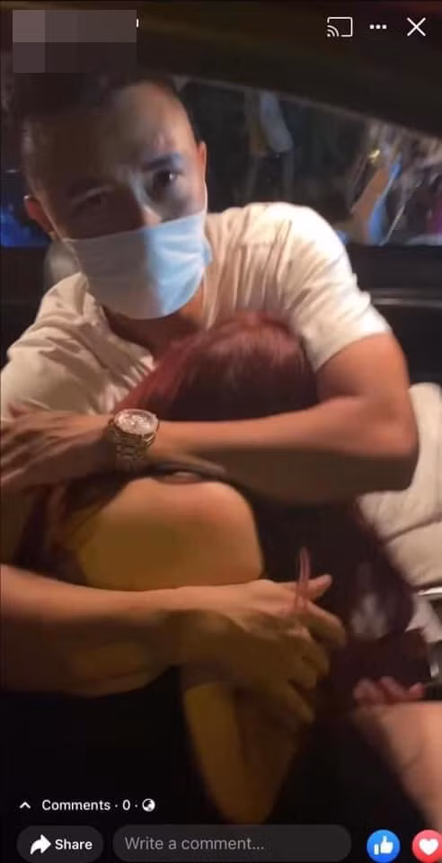 Cụ thể, trong đoạn clip ghi lại cảnh một người phụ nữ đánh ghen chồng cặp bồ với "tiểu tam" ở Hồ Tây, Hà Nội. Sự việc xảy ra thu hút sự chú ý của nhiều người đi đường.