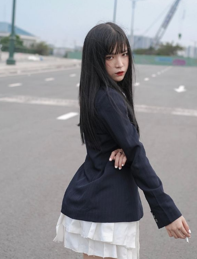 Trên trang cá nhân, hot girl Sài thành chia sẻ nhiều bộ ảnh với concept lạ, vừa cá tính lại vô cùng độc đáo.