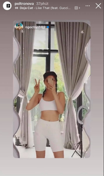 Khi Ngọc Trinh đăng tải bức ảnh lên story cá nhân thì nhãn hàng này cũng đã có động thái phản hồi khi đăng tải lại bài viết ngầm xác nhận chiếc gương mà người đẹp dùng là chính hãng.