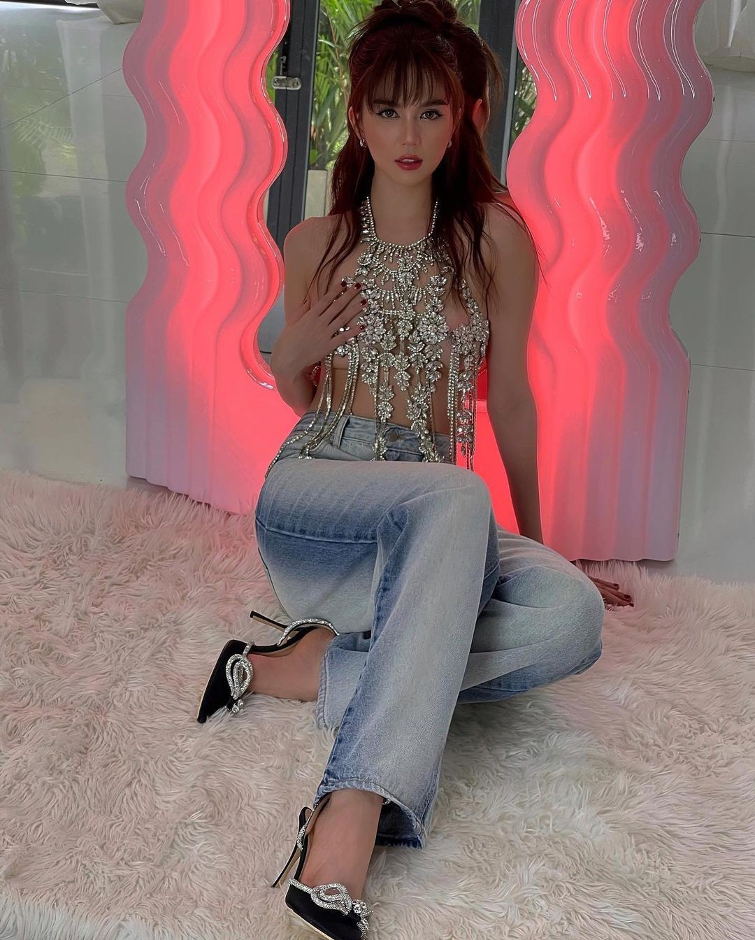 Động thái của Ngọc Trinh khiến netizen đoán rằng cô đã vội vàng đặt mua một chiếc gương hàng thật để "chữa quê" sau vụ việc vừa qua. Bên cạnh đó, không ít người lại bênh vực và khẳng định "nữ hoàng nội y" từ trước đến giờ chưa dùng hàng "fake", kể cả chiếc gương nổi tiếng này.