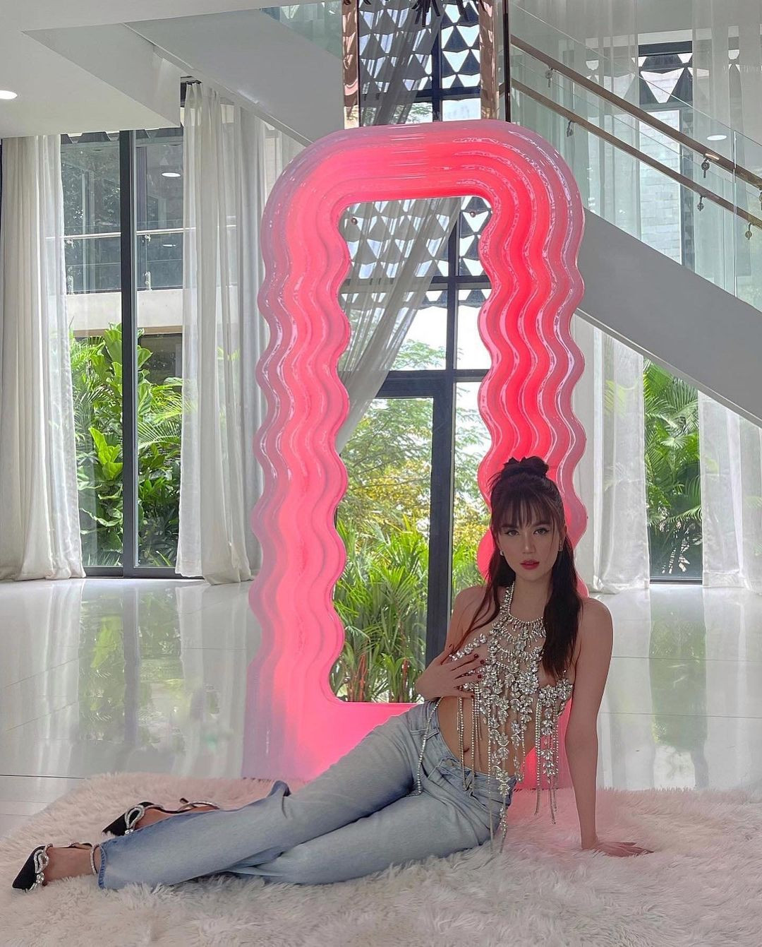 Trước đó, ê-kíp của người đẹp 8X cũng khẳng định chiếc gương của Ngọc Trinh được mua với giá hàng trăm triệu.