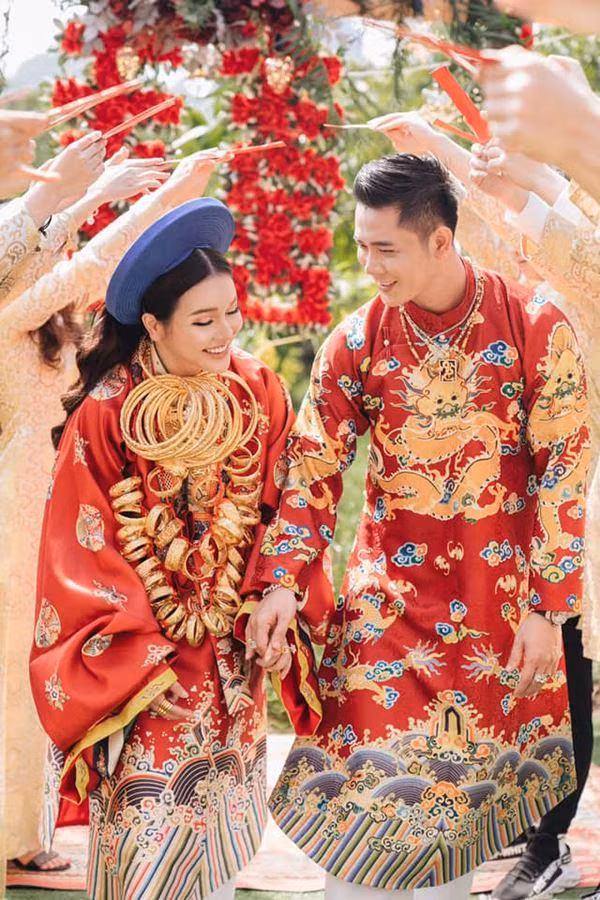 Trên mạng xã hội lại xuất hiện đoạn clip ghi lại cảnh một cô dâu đeo vàng nặng cả cổ trong ngày về nhà chồng, hình ảnh này khiến nhiều người không khỏi ngưỡng mộ.