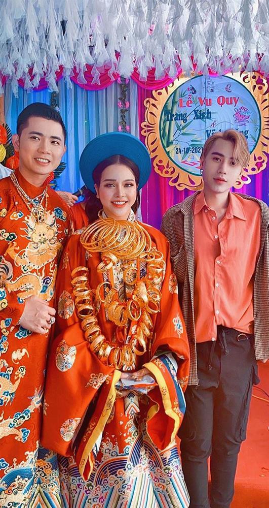 Độ chơi lớn của đám cưới "siêu khủng" này còn thể hiện qua lời kể của người bạn cô dâu tại đây. Theo người này chia sẻ, số hồi môn và tiền trang sức còn nhiều hơn nhữn gì mọi người thấy.