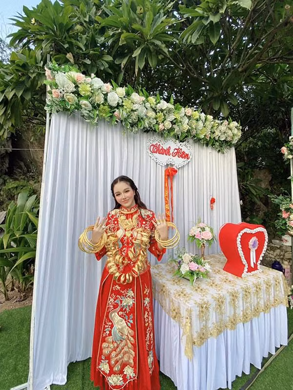 Không chỉ đeo vàng nặng trĩu cổ, các ngón tay cô dâu cũng được phủ kín bởi nhẫn vàng trơn.