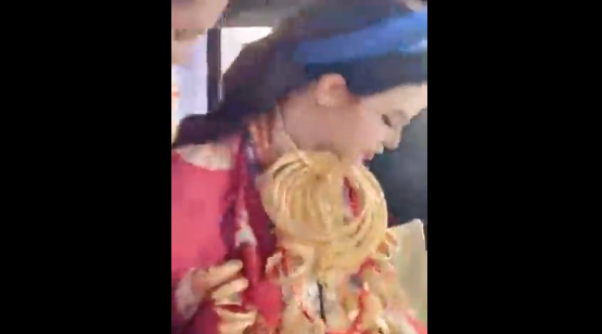 Cuộc sống hạnh phúc về vật chất của nàng dâu đeo đầy vàng này đã có không ít người bày tỏ lòng ngưỡng mộ.